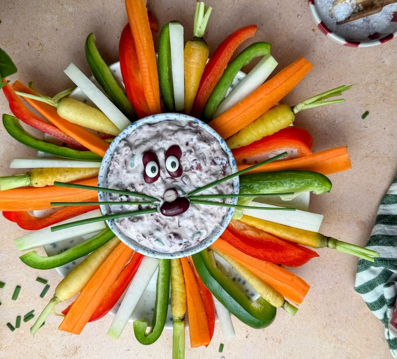 Dip de haricots rouges avec des bâtonnets de légumes