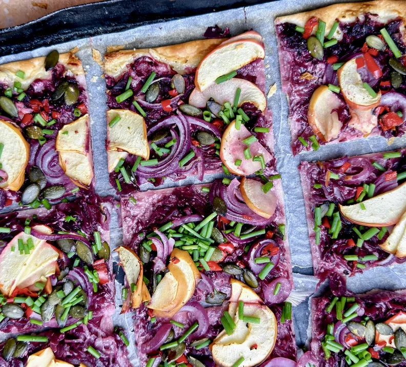 Flammkuchen mit Rotkraut