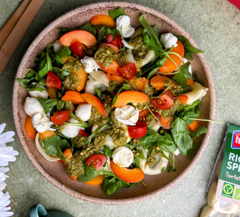 Salade de tortelloni aux abricots et sauce au pesto